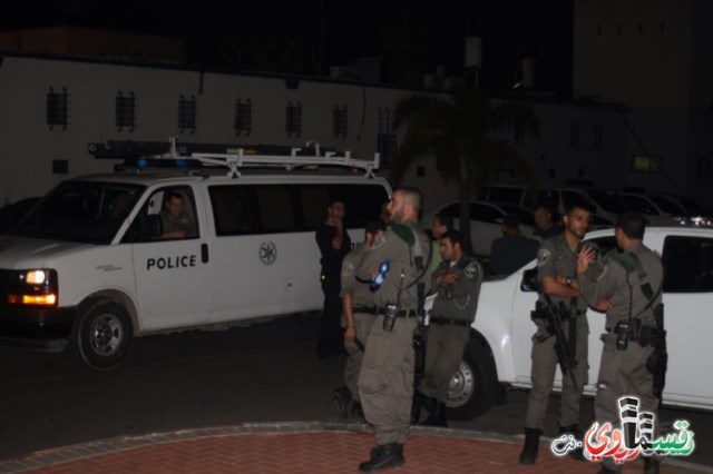 كفرقاسم : مداهمة ليلية لشرطة الشارون لمركز المدينة وبقوات كبيرة